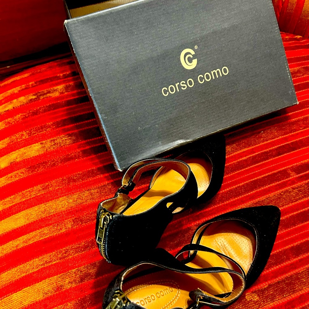 81/2 black shoes very comfortable,heel is not too high a very attractive shoe.